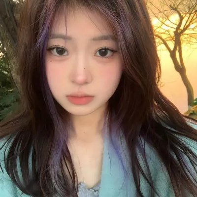 戴流苏耳环的少女